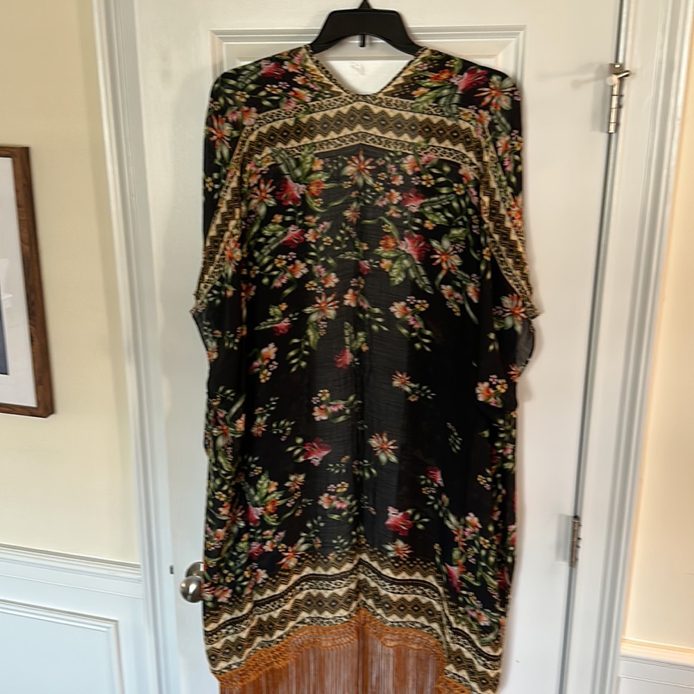 Stunning floral print Kimono with fine tassel and side split. - Picture 5 of 5